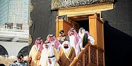 الأمير خالد الفيصل يتشرّف بغسل الكعبة المشرفة